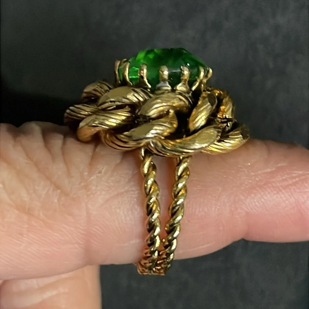 Vintage Elegant Green and Goldtone adjustable  Ring